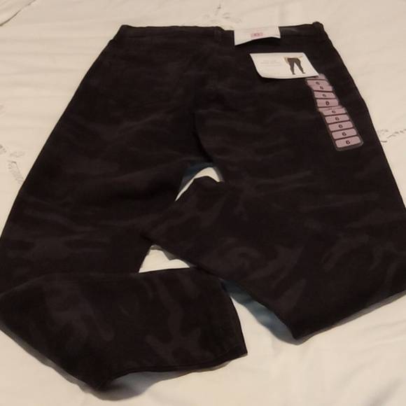 NWT Sanctuary Social Standard Camo  Pants - Picture 1 of 9